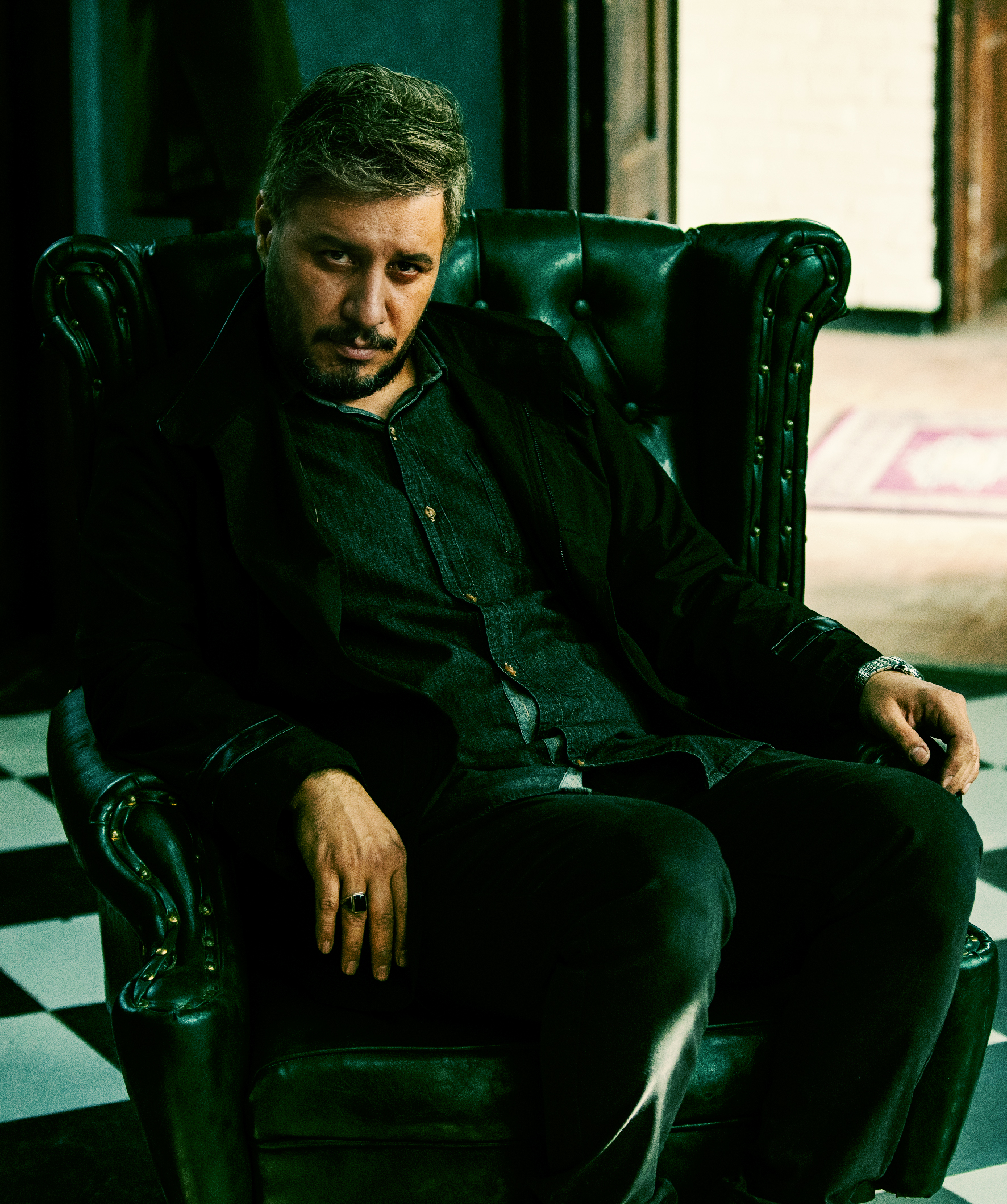 جواد عزتی در کت چرمی