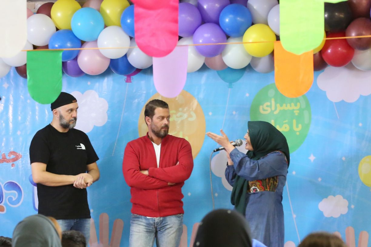 در مدرسه صبح رویش برگزار شد: جشن بزرگ روز جهانی کودک با حضور کودکان کار و هنرمندان