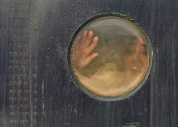 نخستین عکس از فیلم «احمد» منتشر شد/ روایتی دلهره‌آور از ۱۸ ساعت ابتدایی زلزله بم