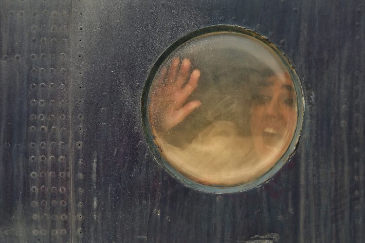 نخستین عکس از فیلم «احمد» منتشر شد/ روایتی دلهرهآور از ۱۸ ساعت ابتدایی زلزله بم