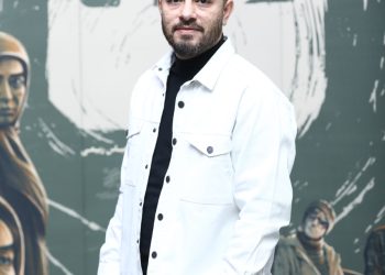 همزمان با ادامه اکران فیلم؛ حسین حقیقی قطعه «ضد» را خواند