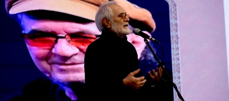 محمود کلاری با لحنی لرزان در آیین سپاس تهيه‌کنندگان مطرح کرد: به خاطر آوردن داریوش مهرجویی، کار سختی است!/ به محض ورود به فرودگاه مرا گرفتند چون...