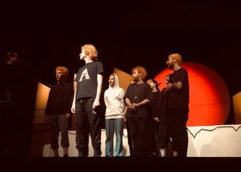 در سالن استاد ناظرزاده کرمانی/ نمایش «دموکراسی با طعم همبرگر» روی صحنه می‌رود