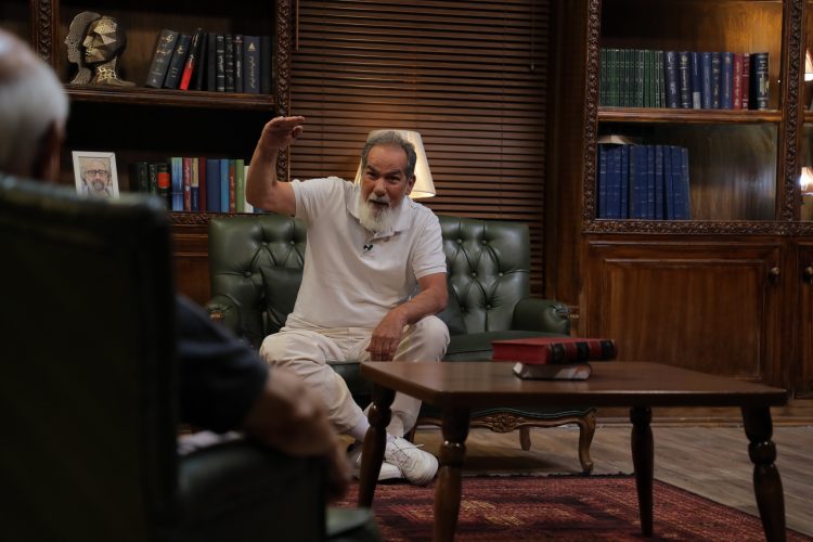 ابوالفضل پورعرب گفت، چرا همه دوستدخترهای مرا پراندی؟!/چرا پوری بنایی نجیب را به جشنوارههای خود راه ندادیم؟/تنها فیلمسازی که سر قبر سعید کنگرانی، حاضر بود، من بودم!/آیا وزیر ارشاد از حال و روز همایون باخبر است؟/اوج رشادت و نترسی را در قالیباف دیدم!/بگذارند تتلو کار کند!/فقط یک جمله پزشکیان، او را رئیس جمهور کرد!/درود بر روح الله سهرابی که هشتاد ممیزی “پول و پارتی” را رساند به هشت ممیزی!