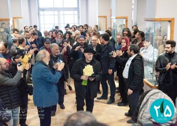 تجلیل از هنرمندی ضدجناح بازی/رسالت آدم‌هایی چون غریب‌پور تکثیر زیبایی است / جلوه‌گری شمع‌های کیک‌ ۲۵ سالگی «خانه هنرمندان ایران» 