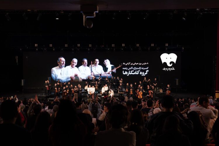 کامکارها به بانوان ادای احترام کردند/ پشت ما به مردم گرم است