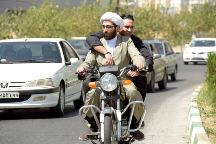 ثبت قرارداد اکران یک کمدی بامزه/ «سلام علیکم حاج آقا» از ۱۷ اردیبهشت ماه روی پرده میرود