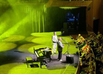 هم‌صدایی علی پهلوان و کریس دی برگ در اپرا هاوس سیدنی