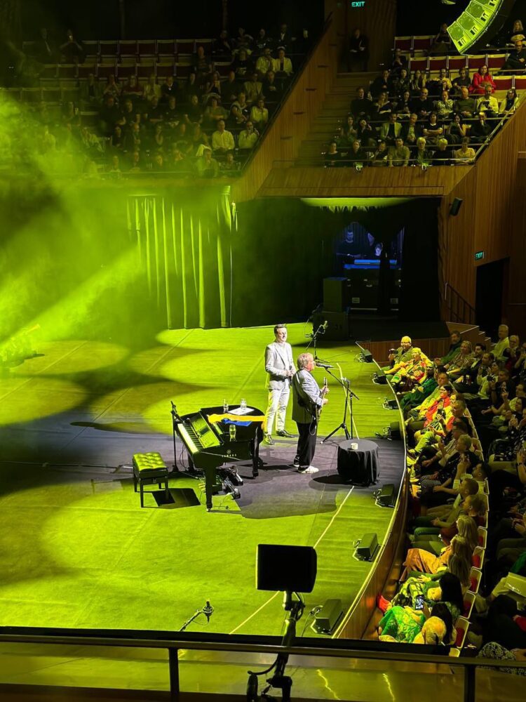 هم‌صدایی علی پهلوان و کریس دی برگ در اپرا هاوس سیدنی