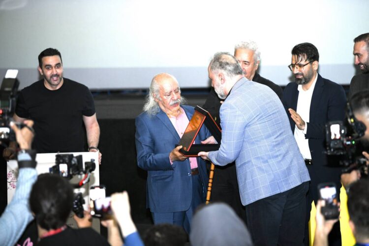 تقدیر از بهزاد فراهانی در اکران مردمی فیلم سینمایی «سلام علیکم حاج آقا»