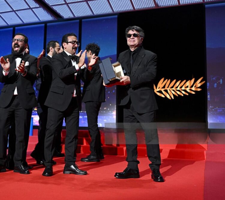 جعفر پناهی-دستیار اسبق کیارستمی- نخل طلای جشنواره کن۲۰۲۵ را از بازیگر آثار کیارستمی گرفت!/فیلم روستایی؛ بازندهی مطلق!