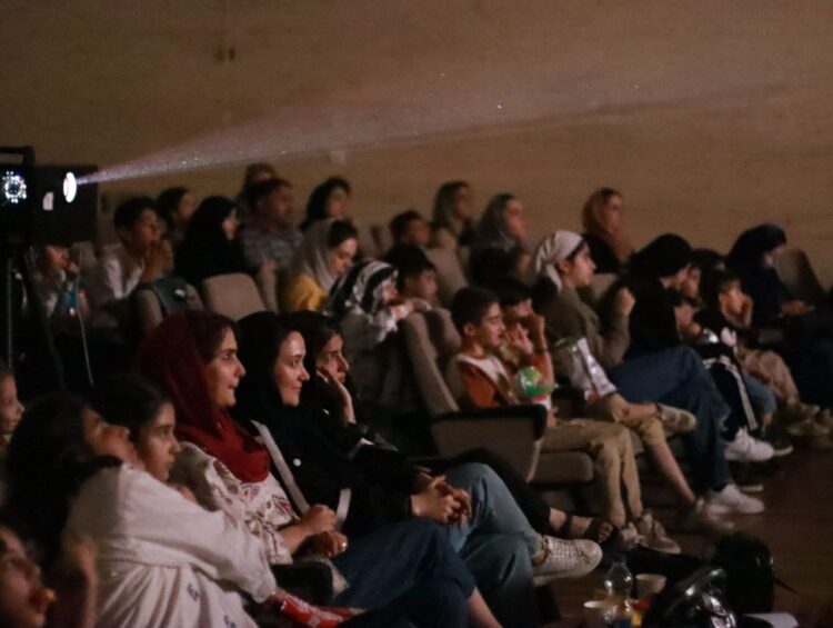 سینما سیار انجمن سینمای جوانان ایران، پیام‌آور شادی و امید برای کودکان در روزهای مقاومت