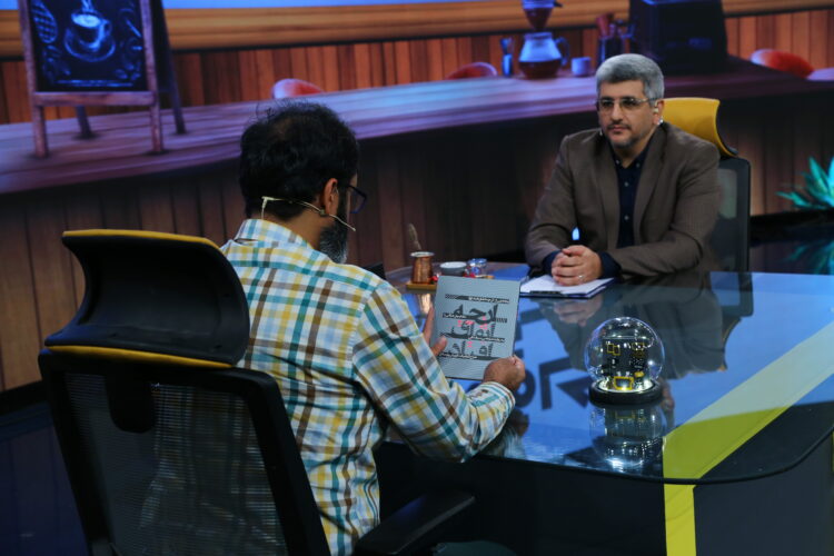 نمایش «بچهی اینجا» در «کافه مستند»