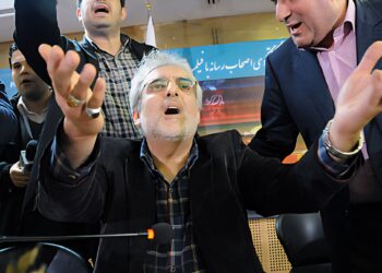 بالاخره سعید حاجیمیری تهیهکننده «چای تلخ» دلیل اصلی ناتمام ماندن فیلم را فاش کرد: پای یک جمعیت منسوب به «فلسطین» و عطاءالله مهاجرانی در میان است !!؟+اعلام رقم دقیق برآورد تقوایی و ارقام بیشتری که صرف شده ولی فیلم کامل نشده!