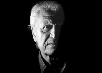 احمد پژمان: قبل از انقلاب خوانندگان دانشگاه نرفته بودند ولی مخاطب داشتند/دانشگاه بلای جان موسیقی شده/مگر موتزارت چقدر سواد داشت؟/ شوبرت و بتهوون چقدر سواد داشتند؟/واروژان اخراجی هنرستان بود ولی روی دستش نیامده!/مرتضی حنانه مرا تمسخر میکرد ولی خودش…
