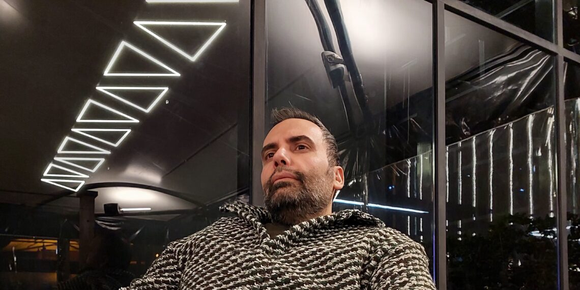 حامد مظفری منتقد سینما روی آنتن زنده بیان کرد: اتفاقات سال ۹۲ مجددا در فجر۴۴ رخ داد/همان طور که عصبانی نیستم را در فجر۳۲ بایکوت کردند، امسال هم فیلمهای مستقل مثل خواب و استخر در داوری بایکوت شدند!/تنها کسی که در اختتامیه به حقش رسید، کاظم دانشی بود/اسکورت، خواب، پل، قمارباز، جانشین، استخر و زنده‌شور بهترین‌های جشنواره فیلم فجر۴۴ بودند/اگر یک فیلمبردار در هیات داوران بود، محال بود هنر برازنده و محمدی و براتی نادیده گرفته شود/اگر یک بازیگر درجه یک در هیات داوران بود محال بود کیفیت بازی امین حیایی و آرمان درویش و امیر جعفری و کوروش تهامی نادیده گرفته شود/ فیلمی متعلق به جریان اصلی مثل اسکورت را نادیده گرفتند تا فیلمهای ویدیویی متصل، چند جایزه بگیرند؟/همچنان پرسش اصلی آن است که چرا شرط ۲۲ فیلم فراخوان را زیر پا گذاشتند و بیش از سی فیلم را وارد کردند؟/چرا اتفاق غلط فجر۳۲ مجددا رخ داد و باز هم فیلمهای مستقل را فدای آثار ارگانی کردند؟/دبیر فجر۴۵ یا فراخوان ندهد یا اگر فراخوان داد، پایش بایستد!