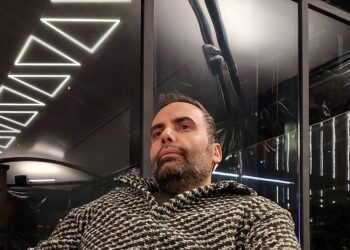 حامد مظفری منتقد سینما روی آنتن زنده بیان کرد: اتفاقات سال ۹۲ مجددا در فجر۴۴ رخ داد/همان طور که عصبانی نیستم را در فجر۳۲ بایکوت کردند، امسال هم فیلمهای مستقل مثل خواب و استخر در داوری بایکوت شدند!/تنها کسی که در اختتامیه به حقش رسید، کاظم دانشی بود/اسکورت، خواب، پل، قمارباز، جانشین، استخر و زنده‌شور بهترین‌های جشنواره فیلم فجر۴۴ بودند/اگر یک فیلمبردار در هیات داوران بود، محال بود هنر برازنده و محمدی و براتی نادیده گرفته شود/اگر یک بازیگر درجه یک در هیات داوران بود محال بود کیفیت بازی امین حیایی و آرمان درویش و امیر جعفری و کوروش تهامی نادیده گرفته شود/ فیلمی متعلق به جریان اصلی مثل اسکورت را نادیده گرفتند تا فیلمهای ویدیویی متصل، چند جایزه بگیرند؟/همچنان پرسش اصلی آن است که چرا شرط ۲۲ فیلم فراخوان را زیر پا گذاشتند و بیش از سی فیلم را وارد کردند؟/چرا اتفاق غلط فجر۳۲ مجددا رخ داد و باز هم فیلمهای مستقل را فدای آثار ارگانی کردند؟/دبیر فجر۴۵ یا فراخوان ندهد یا اگر فراخوان داد، پایش بایستد!