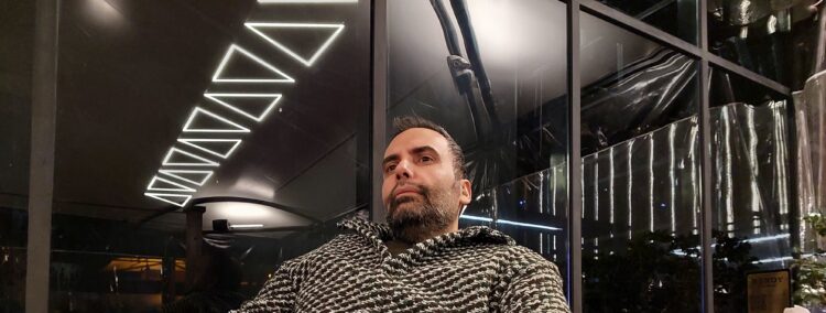 حامد مظفری منتقد سینما روی آنتن زنده بیان کرد: اتفاقات سال ۹۲ مجددا در فجر۴۴ رخ داد/همان طور که عصبانی نیستم را در فجر۳۲ بایکوت کردند، امسال هم فیلمهای مستقل مثل خواب و استخر در داوری بایکوت شدند!/تنها کسی که در اختتامیه به حقش رسید، کاظم دانشی بود/اسکورت، خواب، پل، قمارباز، جانشین، استخر و زنده‌شور بهترین‌های جشنواره فیلم فجر۴۴ بودند/اگر یک فیلمبردار در هیات داوران بود، محال بود هنر برازنده و محمدی و براتی نادیده گرفته شود/اگر یک بازیگر درجه یک در هیات داوران بود محال بود کیفیت بازی امین حیایی و آرمان درویش و امیر جعفری و کوروش تهامی نادیده گرفته شود/ فیلمی متعلق به جریان اصلی مثل اسکورت را نادیده گرفتند تا فیلمهای ویدیویی متصل، چند جایزه بگیرند؟/همچنان پرسش اصلی آن است که چرا شرط ۲۲ فیلم فراخوان را زیر پا گذاشتند و بیش از سی فیلم را وارد کردند؟/چرا اتفاق غلط فجر۳۲ مجددا رخ داد و باز هم فیلمهای مستقل را فدای آثار ارگانی کردند؟/دبیر فجر۴۵ یا فراخوان ندهد یا اگر فراخوان داد، پایش بایستد!