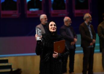 در اختتامیه جشنواره فیلم فجر۴۴ چه گذشت؟جوایز اصلی جشنواره «ملی»فجر به فیلمِ «عربی زبان»!/پزشکیان از «نامردی» گفت!/یک خواهر ‌و برادر، جایزه گرفتند!/ذبح «استخر» و «خواب» به‌پای ارگان‌ها؟!