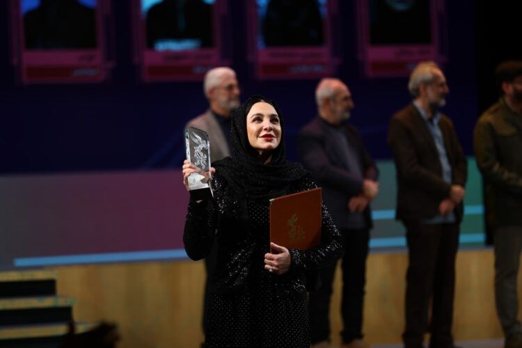 در اختتامیه جشنواره فیلم فجر۴۴ چه گذشت؟جوایز اصلی جشنواره «ملی»فجر به فیلمِ «عربی زبان»!/پزشکیان از «نامردی» گفت!/یک خواهر ‌و برادر، جایزه گرفتند!/ذبح «استخر» و «خواب» به‌پای ارگان‌ها؟!