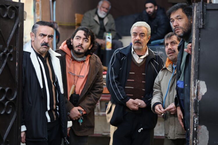 از بیت‌کوین‌های سعید آقاخانی تا نازایی حسن معجونی و…/سریال «اسباب زحمت» روی آنتن رمضان شبکه یک+تیزر و مجموعه تصاویر