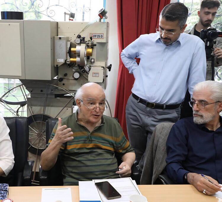 فریدون جیرانی که هم رییس کانون کارگردانان و هم همکار پیچینگ فارابی بوده، درباره خروجی پیچینگ شفاف سازی نمیکند؟