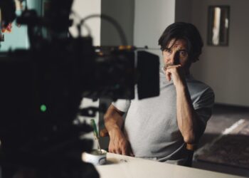 امین حیایی در پشت صحنه فیلم استخر